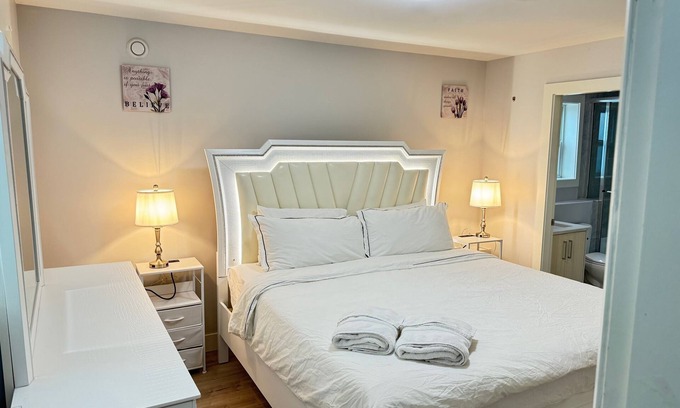 Sunset House | 3 bedrooms/3 washrooms Cozy little family house