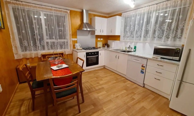 Christchurch House | 3 bedrooms in Redwood/Casebrook