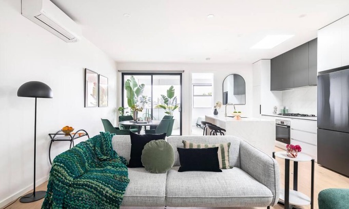 Brunswick West House | 3 BedroomTownhouse-free parking