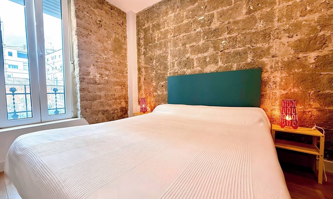 En Corts Apartment | 3 independent loft with shared swimming pool in the center of Valencia