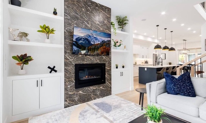 Glenbrook House | 3 King Beds, HotTub, Double Car Garage, 2 Full Kitchens