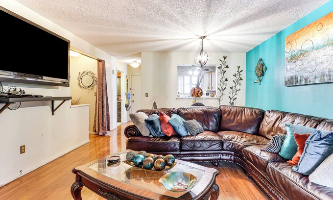 East Haven Condo | 3 Mi to Dtwn New Haven: Colorful Condo w/Yard!