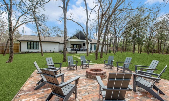College Station House | 3 Mi to Kyle Field-Luxury 5 bedroom/4.5 Bath on 1.5 Acres-Fire Pit/Patio-3500 sf