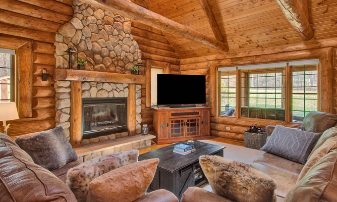 Rome Cabin | 3 min → 5 Golf Courses ★ Fire Pit ★ BBQ ★ Smart TV