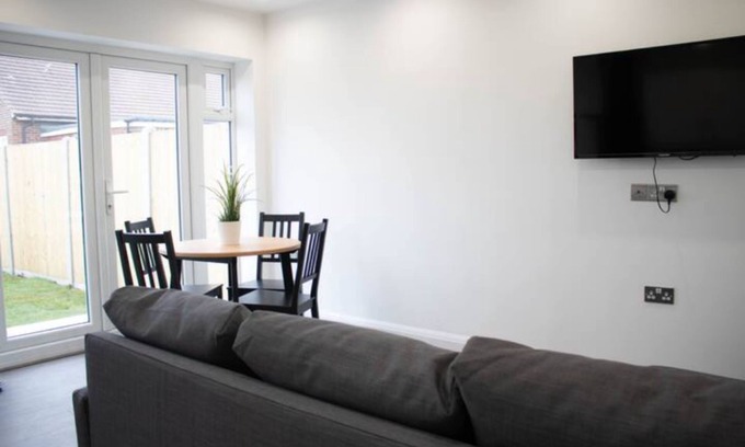 London Borough of Hounslow Apartment | 3 Minute Drive From Heathrow Airport Apartment -20min Underground Central London