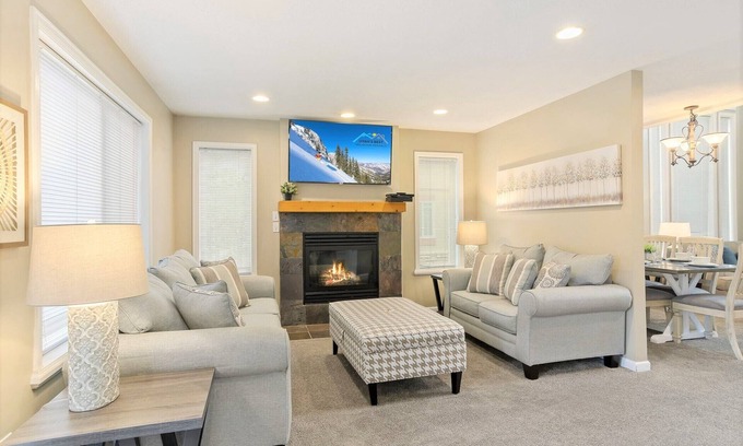 Midvale House | 3 Parkside Homes * 9 Bedrooms * Hot Tubs * Groups! * BBQ * City Park