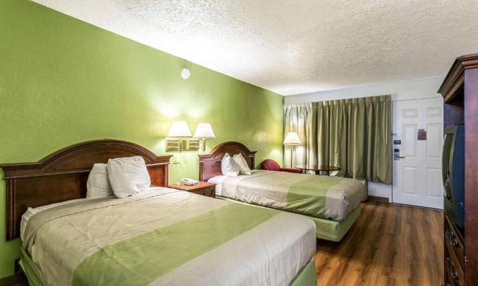 Edgewood Hotel | 3 Pet-Friendly Rooms Near Flying Point Park w/On-Site Dining & Free Breakfast