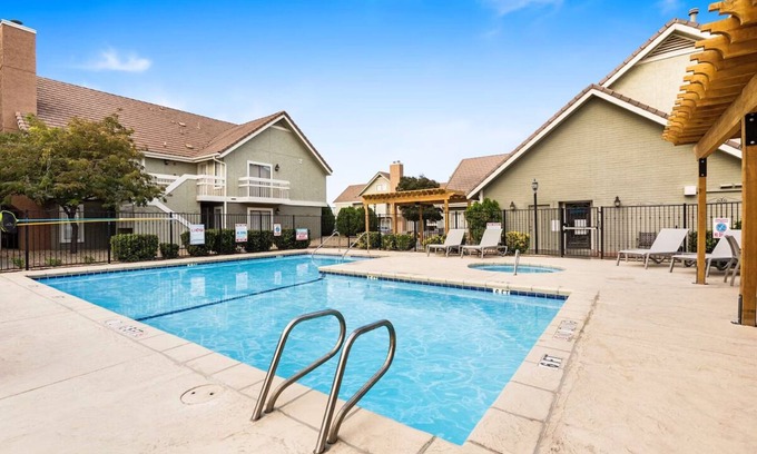 Biggs Field House | 3 Pet-Friendly Units – Kitchenette, Free Breakfast & Swimming Pool