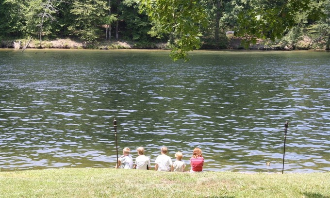 Mountain Pine House | 3 private properties, Solar Eclipse, water front, hot tub, new reno, pics coming