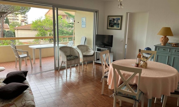 Frejus Plage Apartment | 3-room apartment 5 mns walk from the beach with large south-facing balcony