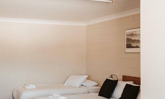 Perisher Valley Hotel | 3 Share - 3 Share Room - Perisher Village Views