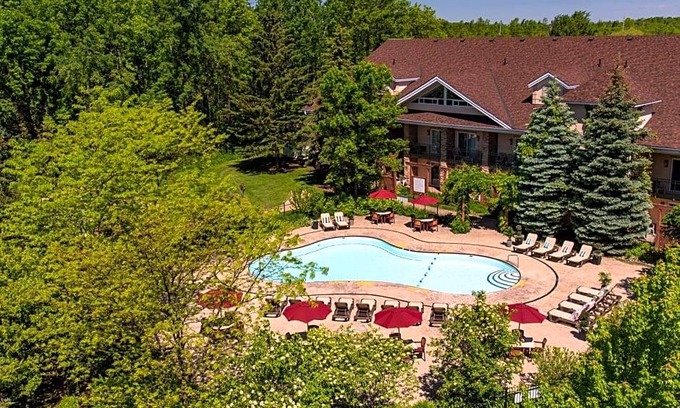Collingwood Hotel | 3-Star Hotel ∙ Georgian Bay Hotel Trademark Collection by Wyndham