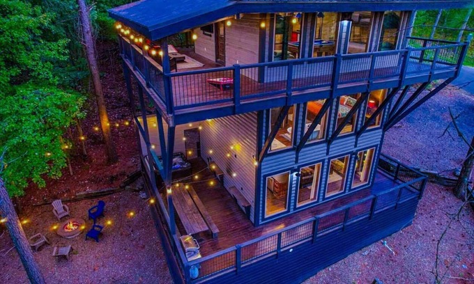 Broken Bow Cabin | 3-Story Treehouse | Views, Pool Table