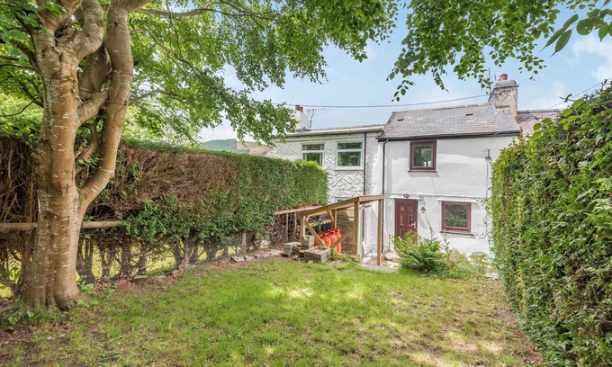 Penmachno Cottage | 3 TYN Y MYNYDD, pet friendly, with open fire in Penmachno