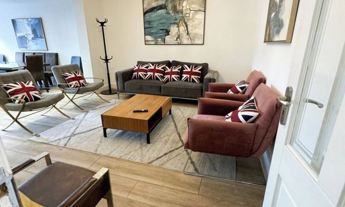 Redbridge House | 30 min tube to Oxford Street/BH