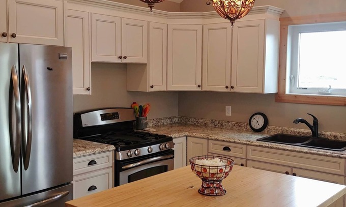 Cardston Apartment | 30 Mins to Waterton Gate! Relax & Enjoy the View of Chief Mountain & Sunsets