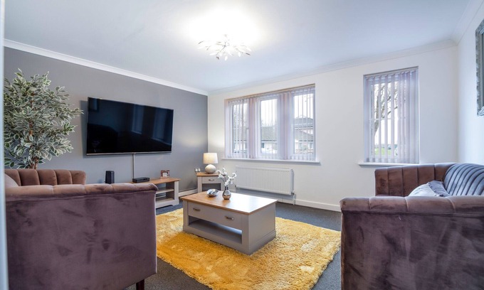 Peterborough House | 🔥30% OFF 28+ nights stays - Large 4 bedroom close to town w/Parking🔥