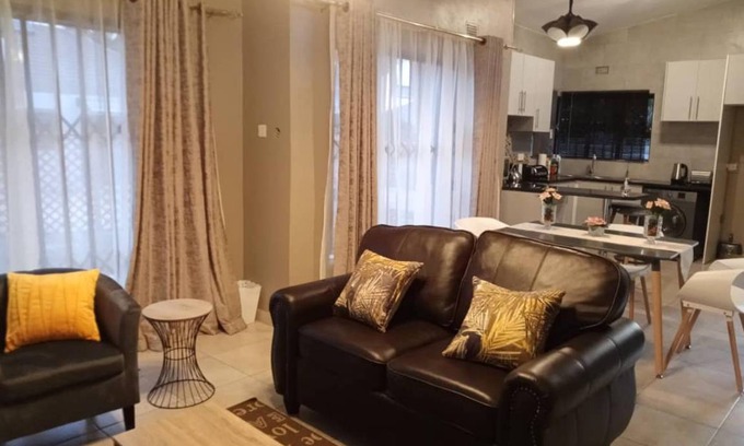 Bulawayo Apartment | 300 m² Apartment ∙ 3 bedrooms ∙ 6 guests