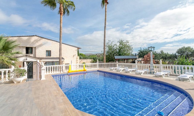 Alicante Villa | 300 m² Villa ∙ 8 bedrooms ∙ 18 guests