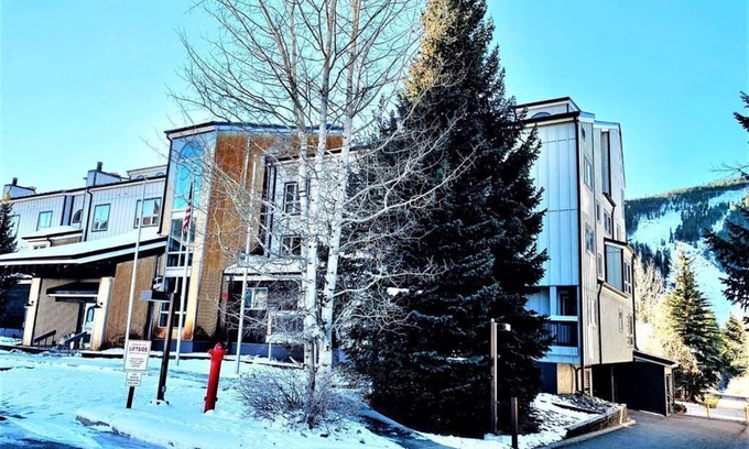 Mountain House Condo | 300 yards to Peru lift @ Keystone, sleeps 6, spacious end unit condo