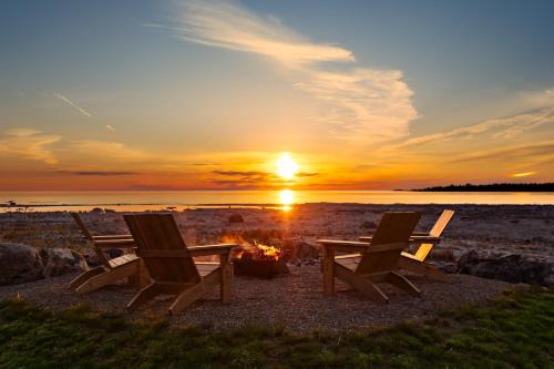 Northern Bruce Peninsula House | 300ft Modern Luxury Lakefront Hot Tub Steam Bath