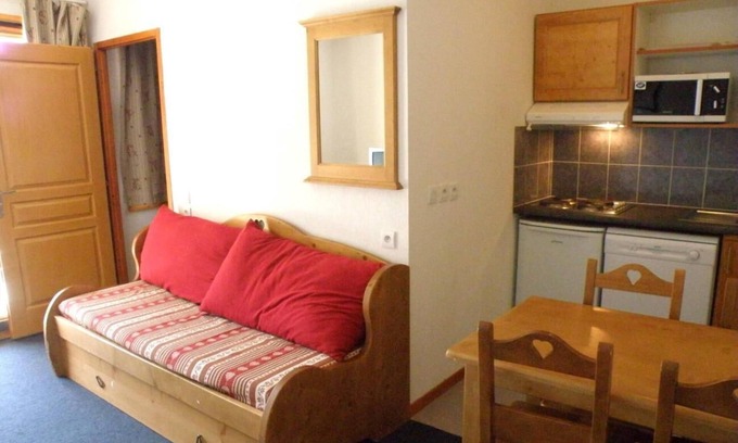 Vaujany Apartment | 300m from ski lifts, sauna, hammam, balcony, parking, tv, 50m², Vaujany