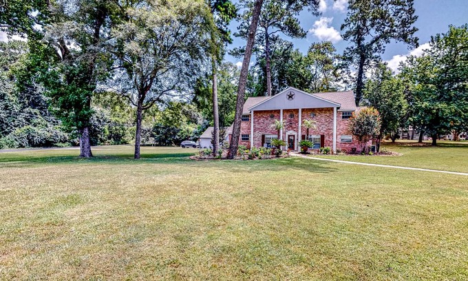 Houston House | 307 m² House ∙ 4 bedrooms ∙ 8 guests