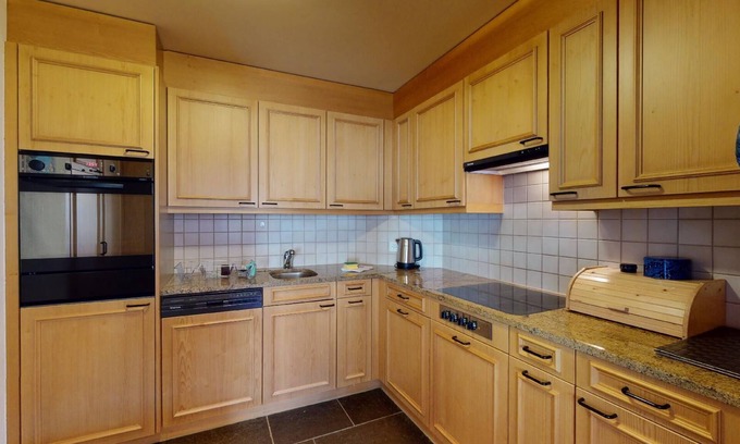 Champfer Apartment | 3½-room apartment on the 2nd floor, entrance with wardrobe, living room with TV,