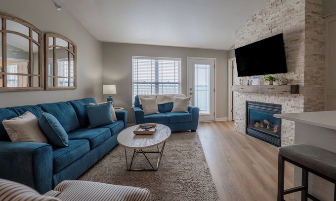 Delavan Lake Condo | 315 - Two Bedroom Lake View Condo Suite