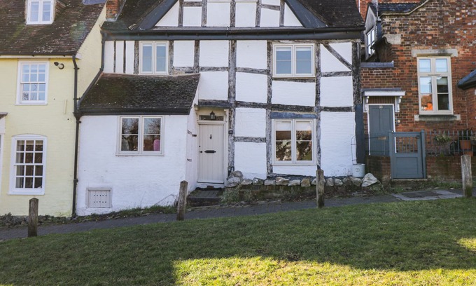 Marlborough House | 32 THE GREEN, pet friendly, with open fire in Marlborough, Wiltshire