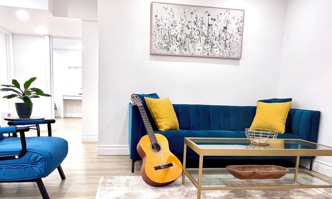 Newmarket Apartment | 35%OFF! Winter Comfort Oasis-Bright &Spacious,Parking,Prime Location FastWi-Fi!