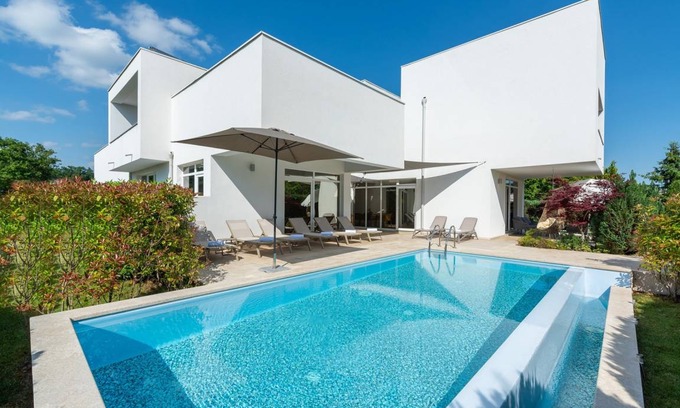 Municipality of Zminj Villa | 350 m² Villa ∙ 4 bedrooms ∙ 12 guests
