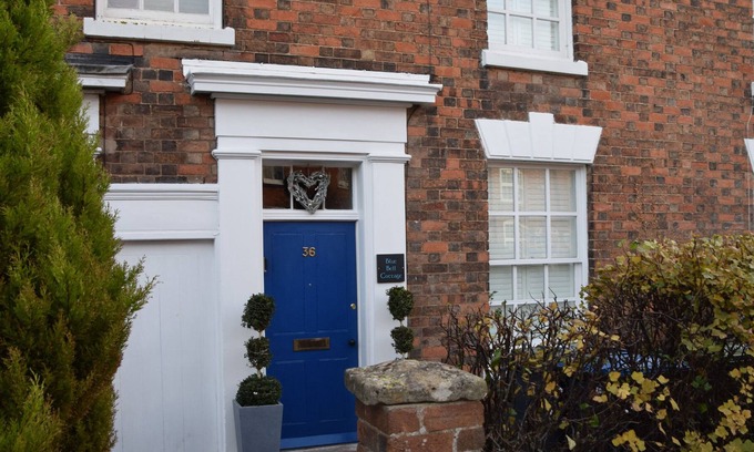 Tiddington Cottage | 36 BLUE BELL COTTAGE, pet friendly, with hot tub in Tiddington