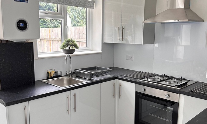 Heathrow Villages House | 360 UB3 Saunton Ave 93 - Saunton 3 Bedroom and 1 Bathroom House