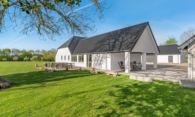 Fur House | 365 m² House ∙ 8 bedrooms ∙ 18 guests