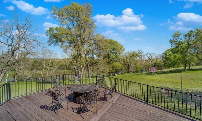 Bastrop House | 365 m² House ∙ 5 bedrooms ∙ 12 guests