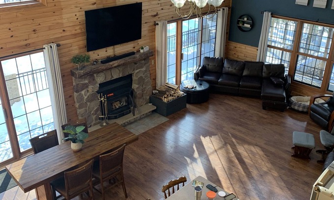 Townsend House | 37 acres, HOT TUB, ATV/snowmobile, King Beds, Executive Bar