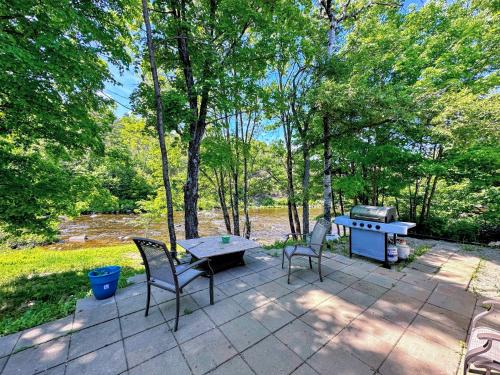Littleton House | 37PA Superbly appointed riverfront home in LIttleton Skiing hiking firepit wif