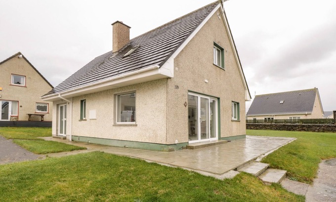 Enniscrone Cottage | 38 CARROWHUBBOCK HOLIDAY VILLAGE in Enniscrone, County Sligo