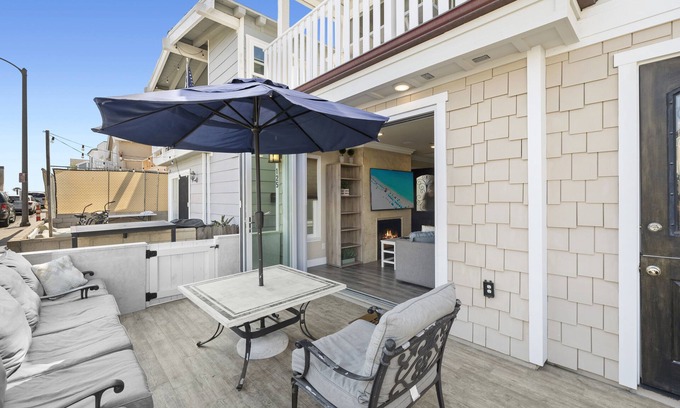 West Newport House | 39th St Beach House - Steps to Sand - Air-Conditioning, Bikes and beach gear!