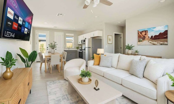 Glendale Apartment | 3Bd | 2 Bath | Free parking | 70"Smart TV