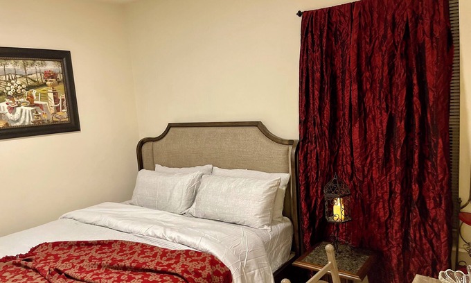 Hyde Park Apartment | 3bed/2bath Penthouse style Apt. W/fitness room & office 14 min to DT Chicago
