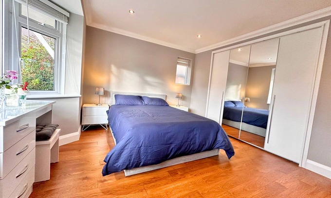 Brentwood House | 3Bed Luxury Home with Free Parking, 22 mins to Liverpool street central london