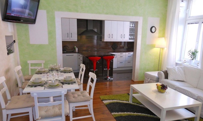 Vienna Apartment | 3bedrooms, 8 - 10 pax, Air-Conditioning, Cable TV, Wifi, 10 min to City Centre