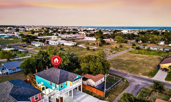 Rockport House | 3BR/2BA Outdoor Kitchen, TV & Entertaining Spaces