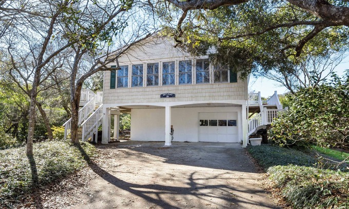 Emerald Isle House | 3BR Cottage Nestled in Live Oaks – Private Retreat w/Oceanfront Parking