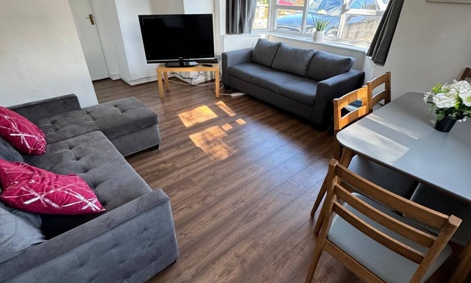 Kennington House | 3BR Home Near Hounslow West Tube Station