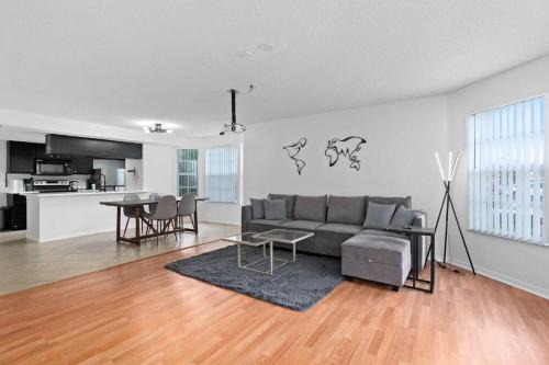 Royal Palm Bay House | 3BR Near Disney - Patio, Pool, Hot Tub, Gym & Sauna
