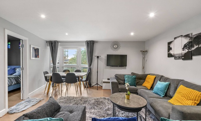 Island Gardens Apartment | 3BR-Sleeps8-CanaryWharf-CinemaBedroom