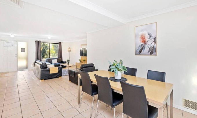 Belmont House | 3BR, townhouse in Belmont! 3.5km to airport.